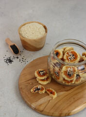 Chui Kao So or chuikaoso is a popular cookies that has crunchy texture and taste like peanut cookies even though no peanut inside, topping with sesame seed.