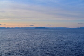 津軽海峡の船上から見る夕焼けに染まる函館の情景＠北海道
