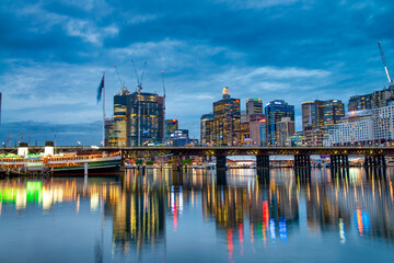 Naklejka premium SYDNEY - NOVEMBER 11, 2015: Sydney Darling Harbour at night