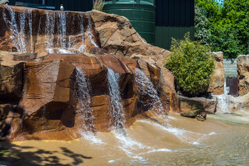 Wodospad z brązowymi skałami  © Tomasz Marchewka 