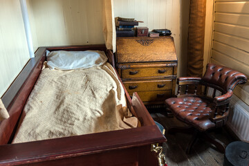 Fototapeta na wymiar Sypialnia w sredniowiecznym stylu na statku 