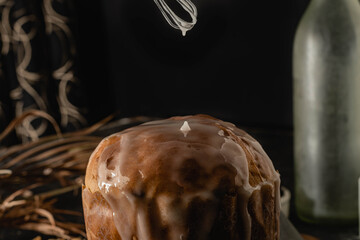 pan dulce estilo panettone con baño de reposteria glasee de azúcar impalpable con nueces y...