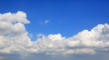 Naklejka na ściany i meble blue sky with white fluffy cloud background