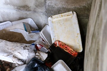 不法投棄された食品用トレー