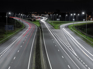 Fototapeta na wymiar Autostrada nocą z latarniami i samochodami 