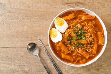 Korean instant noodle and Tteokbokki in Korean spicy sauce - Rabokki