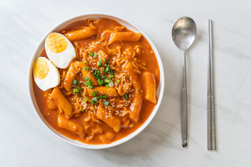 Korean instant noodle and Tteokbokki in Korean spicy sauce - Rabokki