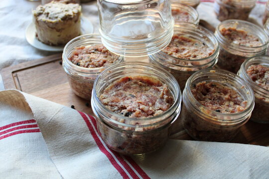 Pr&eacute;paration des p&acirc;t&eacute;s en conserve, p&acirc;t&eacute; de porc au foie gras