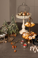 Weihnachtlicher Plätzchenteller dekoriert