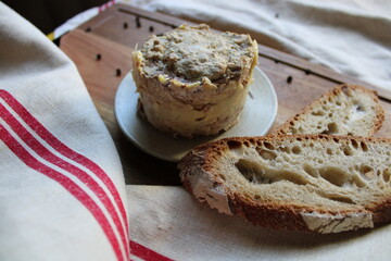 Pâté de porc au foie gras, sur planche en bois