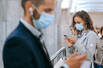 Obraz premium passengers in protective masks in the subway crossing .