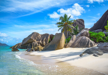 prachtig tropisch strand bij anse source d& 39 argent, la digue, seychellen