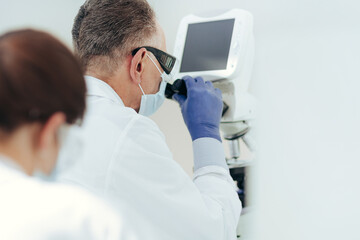 Obraz premium close up. laboratory scientists conduct testing in the laboratory.