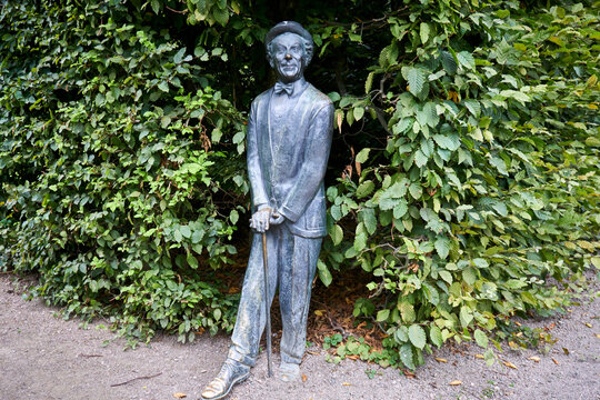 Nils Poppe statue i Fredriksdals park, Helsingborg. Nils Poppe was a Swedish actor, comedian, director, screenwriter and theatre manager.