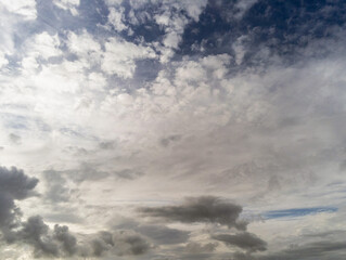 Obraz premium Beautiful white fluffy cloudy sky background,