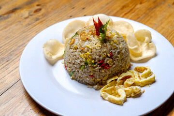 spicy fried rice with crackers