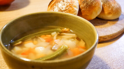焼き立てのパンと野菜スープ