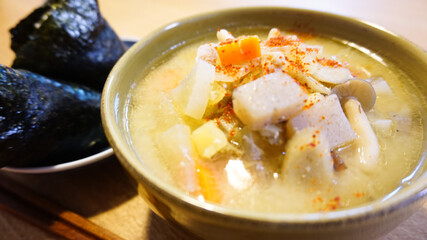 おにぎりと豚汁