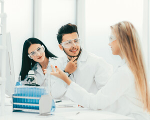 Obraz premium team of scientists discussing something at the Desk