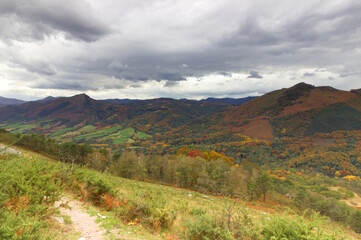 Fototapeta na wymiar Les montagnes basques pendant l'ascension de La Rhune en automne