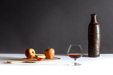 Verre de Calvados avec pommes et ancienne bouteille en grès - obrazy, fototapety, plakaty