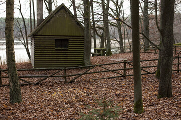 Malowniczy leśny domek nad jeziorem © qrrr