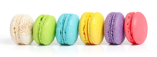 Bunte Macarons Kuchen oder Makronen isoliert auf weißem Hintergrund mit Beschneidungspfad, kleine französische Kuchen.