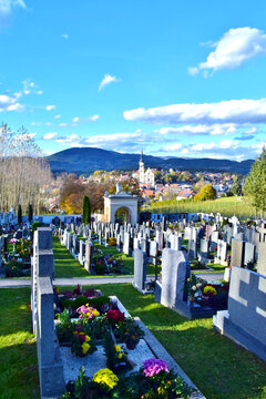 Friedhof in Pischelsdorf in der Oststeiermark mit Blick auf die Kirche und im Hintergrund ist der Kulm zu sehen