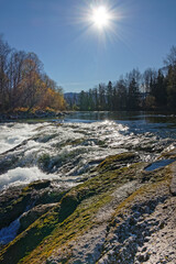 Herbst am Fluss Isar mit den Bayerischen Bergen im Hintergrund, Alpen, Süd-Bayern, Deutschland
