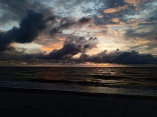 Fototapeta na wymiar see the sunset on the beach
