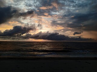 Obraz premium see the sunset on the beach