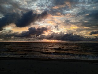 Obraz na płótnie Canvas see the sunset on the beach