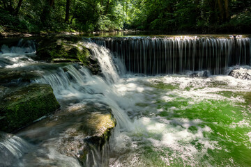 Kaskaden in einem idyllischen Fluss im Wald - Schlichemklamm bei Epfendorf, Schwarzwald, Deutschland