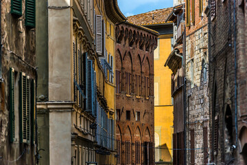 Fototapeta na wymiar Häuser in einer Gasse von Siena in der Toskana, Italien