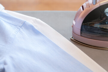 アイロンをかけた白と青の２着のシャツ 生地のクロースアップ  日本