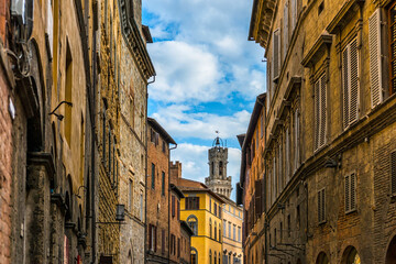 Gasse in der Altstadt von Siena in der Toskana, Italien