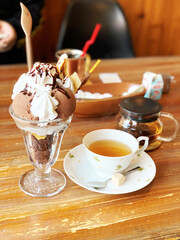 紅茶とチョコレートパフェ
