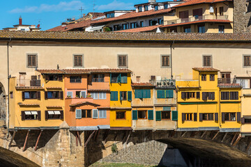 Fototapeta na wymiar Die Ponte Vecchio als historische Brücke über den Arno in Florenz, Italien