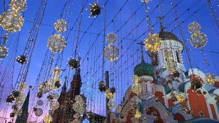 Obraz premium Christmas garlands on Nikolskaya Street in Moscow.