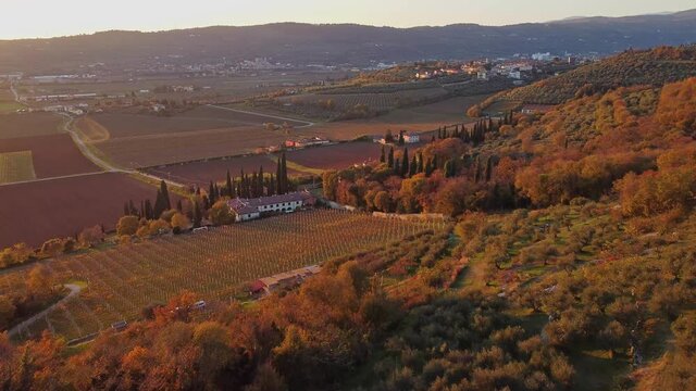 Antiche ville venete sommerse nel bosco con i colori autunnali.
