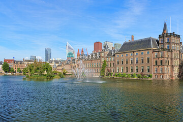 Fototapeta na wymiar The Binnenhof complex on the shore of Hofvijver Pond (Court Pond) in The Hague, Netherlands
