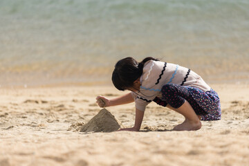 海岸で海遊ぶをしている子供姉妹 Beach Wall Mural Bea Zheng Qiang 海岸で海遊ぶをしている子供姉妹 Beach Wall Mural Bea Zheng Qiang