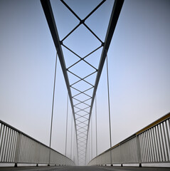 Perspektive auf einer Brücke im Nebel