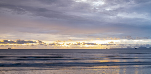 Obraz premium Silhouette of beautiful sea beach in twilight time