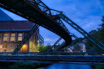 Fabrik und Bahntrasse in Wuppertal am Abend