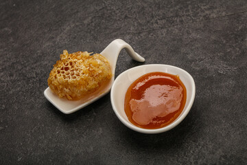 Natural honey in the bowl