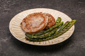 Grilled tuna steak with asparagus