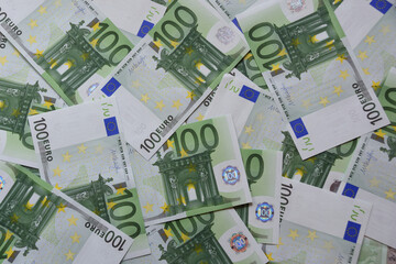 Geldscheine auf einem Tisch	