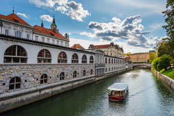Fototapeta na wymiar View over the Ljubljanica river to the famous market place in Ljubljana on sunny day