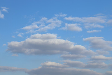 Obraz premium white cloudy blue sky background